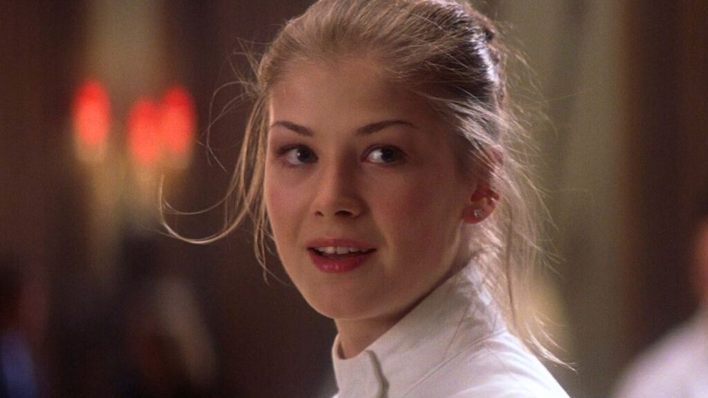 Rosamund Pike aka la James Bond girl du film Meurs un autre jour, aux côtés de Pierce Brosnan.