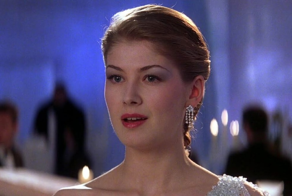 « On m’a demandé d’enlever ma robe » : Rosamund Pike raconte son horrible audition pour être une James Bond girl