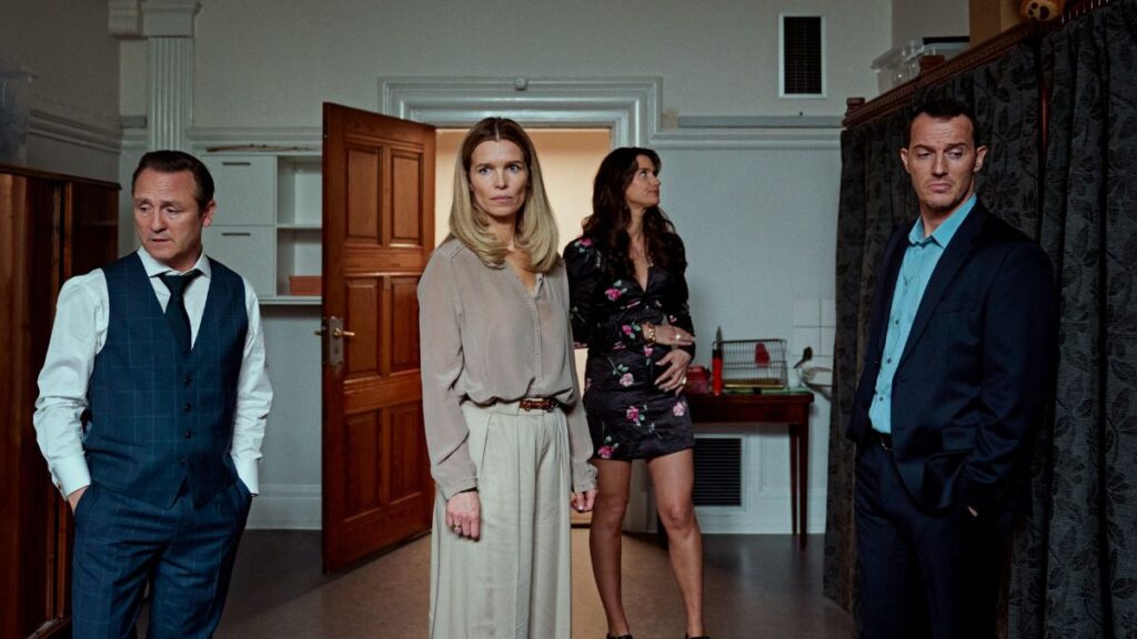 Cecilie, Mike, Katarina et Rasmus dans la série Secrets We Keep sur Netflix.