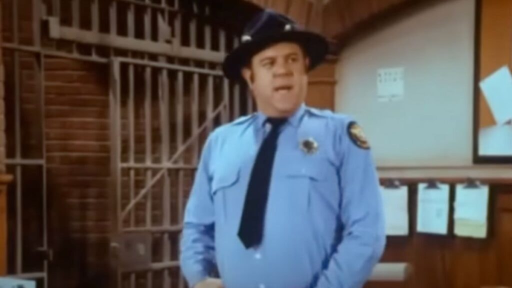 Cletus Hogg dans Shérif fais-moi peur