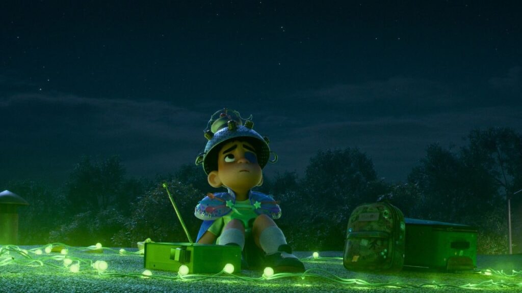 Elio attends les aliens dans le film d'animation Pixar Elio