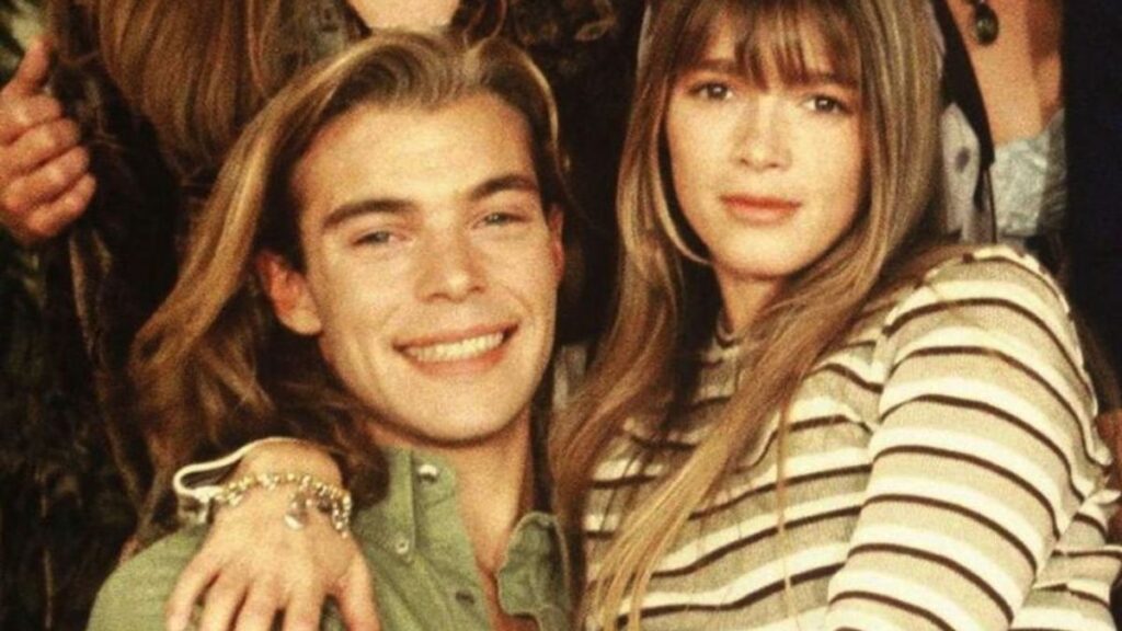 Hélène (Hélène Rollès) et Nicolas (Patrick Puydebat) dans la série Hélène et les Garçons.