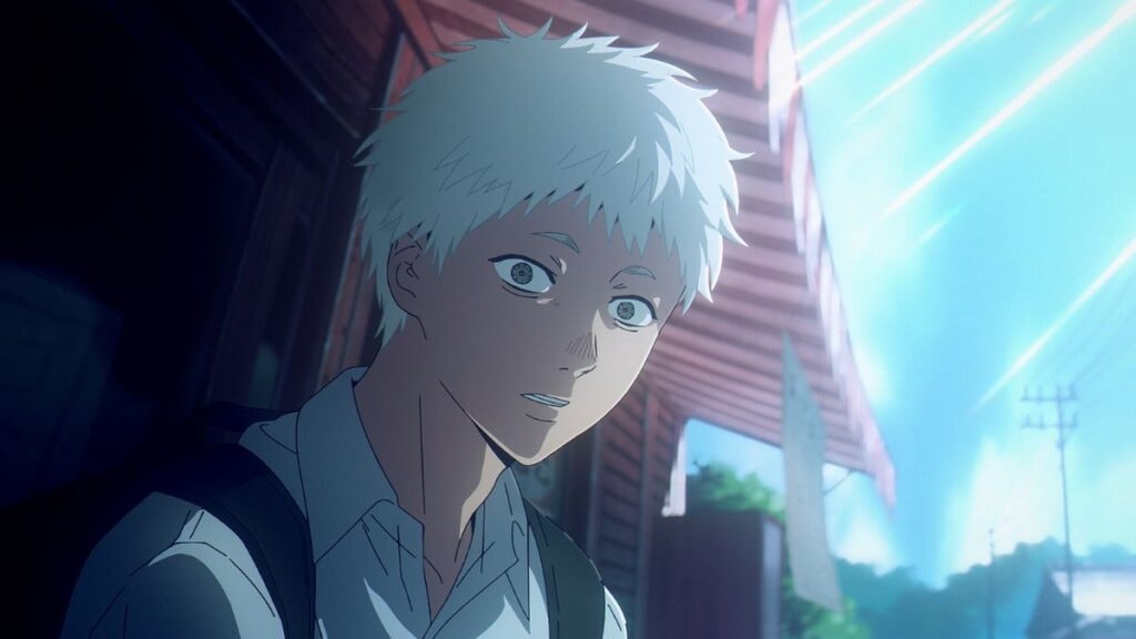 Hikaru, affichant un regard choqué, sous un soleil de plomb dans l'anime The Summer Hikaru Died