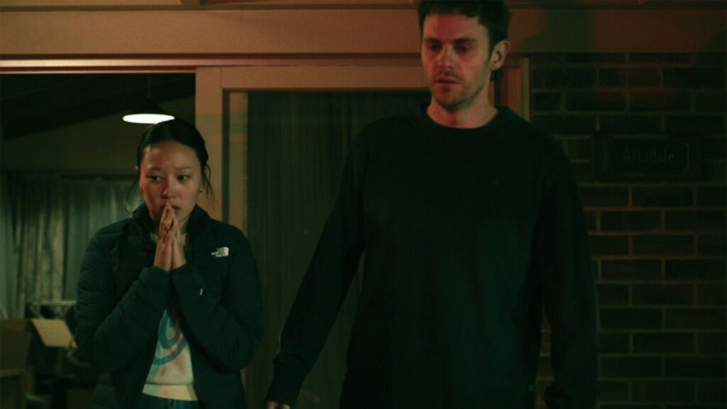 Mia et Kieran dans la série Les Survivants sur Netflix.
