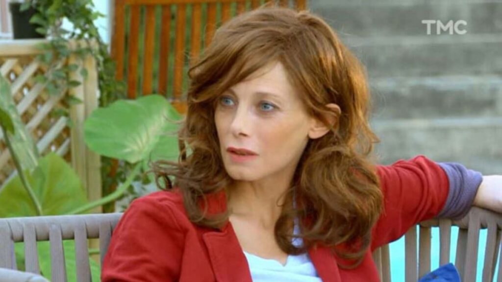 Mallaury Nataf est Lola Garnier dans les mystères de l'amour