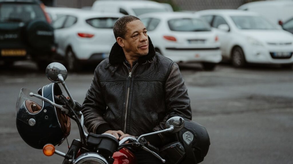 JoeyStarr dans l'épisode 6 de la saison 3 de la série Le Remplaçant sur TF1.