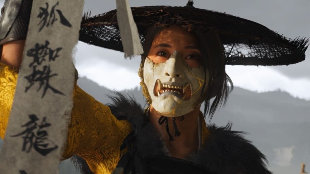 Atsu portant un masque de démon, tout en tenant un parchemin dans Ghost of Yotei