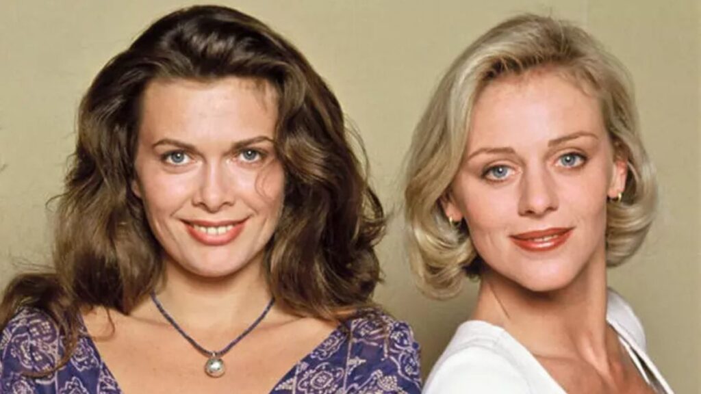 Hélène Le Moignic et Cécile Auclert dans la série d'AB Productions Les Filles d’à côté.