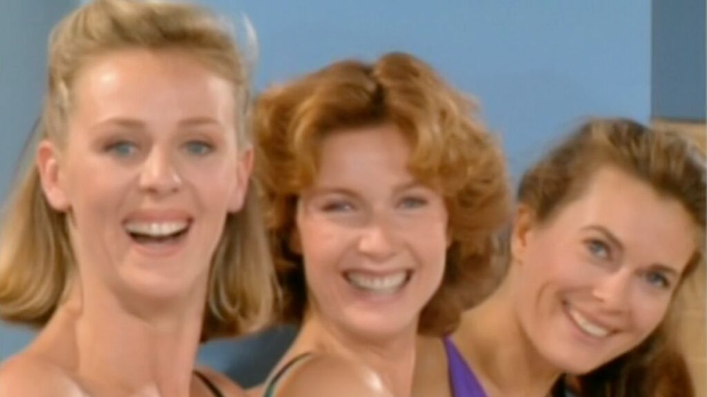 Cécile Auclert, Christiane Jean et Hélène Le Moignic dans le générique de la série Les Filles d'à côté.