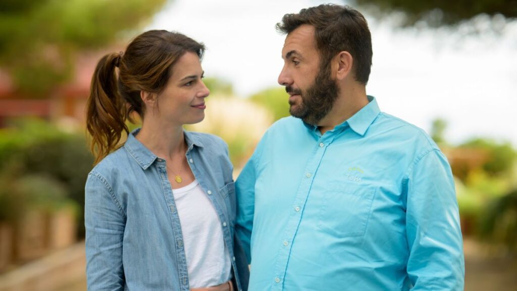 Tom (Laurent Ournac) et Stéphanie (Juliette Chêne) dans Camping Paradis.