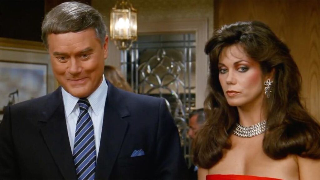 JR Ewing (Larry Hagman) et Mandy Winger (Deborah Shelton) dans la série culte Dallas.