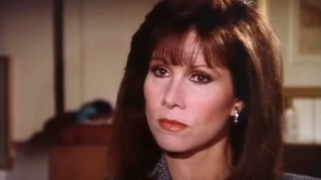 Karen Fairgate MacKenzie est jouée par l'actrice Michele Lee dans la série des années 80 Côte Ouest.