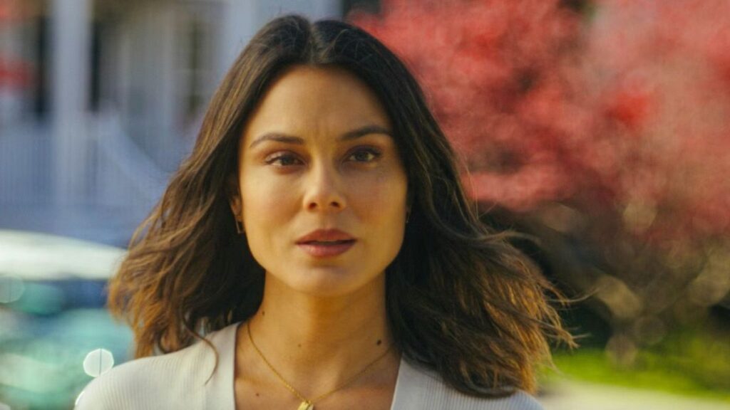 Nathalie Kelley dans la série Imbattables sur Prime Video.