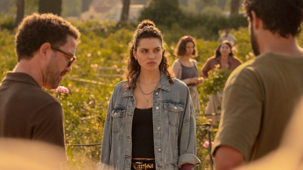 Alba (Ava Baya) dans la série Soleil Noir sur Netflix.