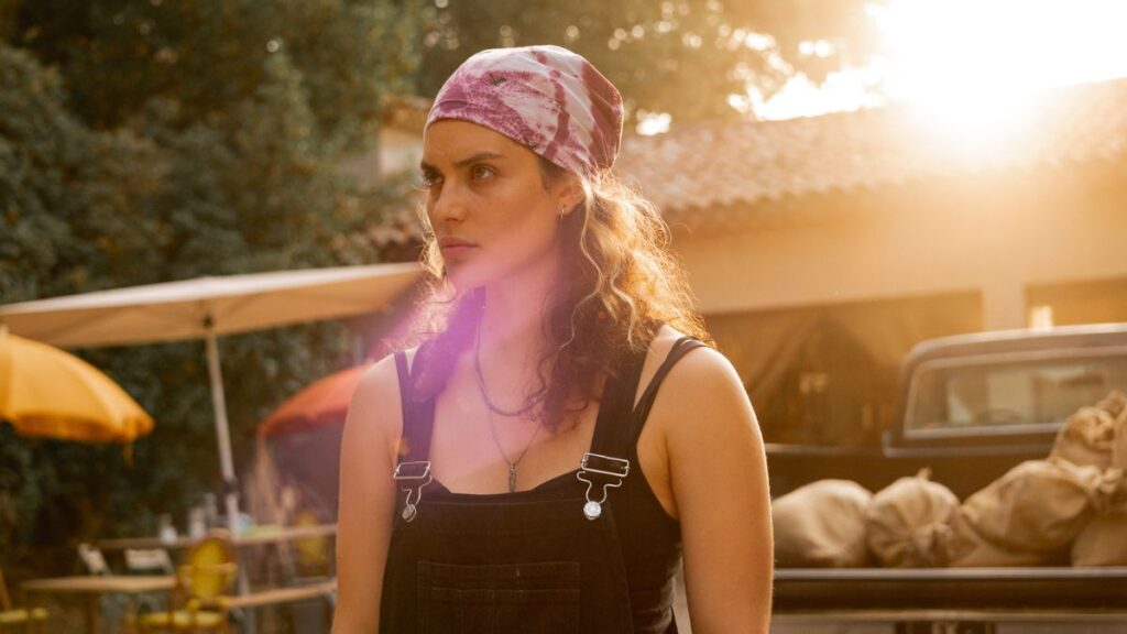 Alba (Ava Baya) dans la série Soleil Noir sur Netflix.