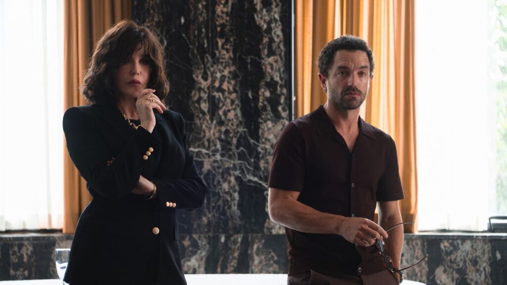 Béatrice (Isabelle Adjani) et Mathieu (Guillaume Gouix) Lasserre dans la série Soleil Noir sur Netflix.