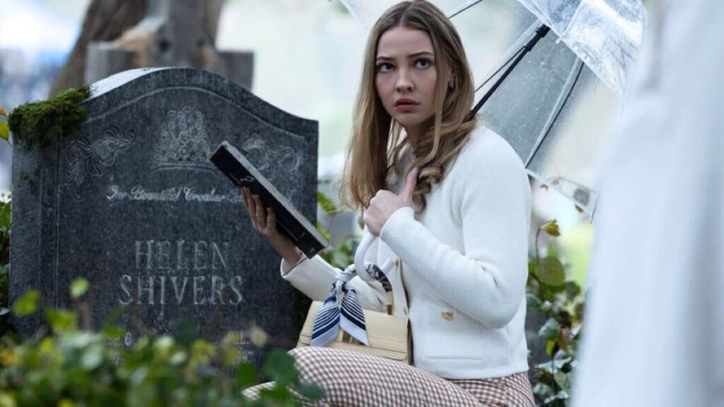 Danica Richards (Madelyn Cline) se rend sur la tombe d'Helen Shivers dans Souviens-toi… l’été dernier