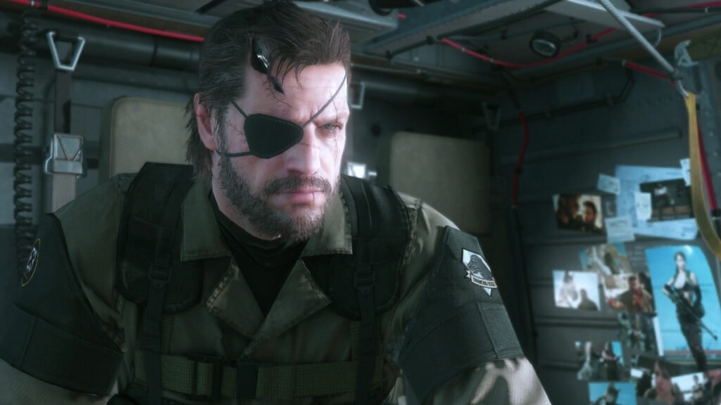 Venom Snake se concentrant avant une mission dans Metal Gear Solid V The Phantom Pain