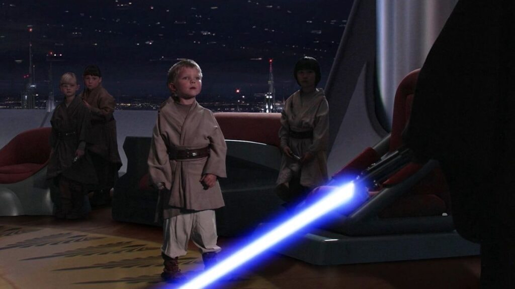 Anakin utilisant son sabre laser contre des enfants dans Star Wars III