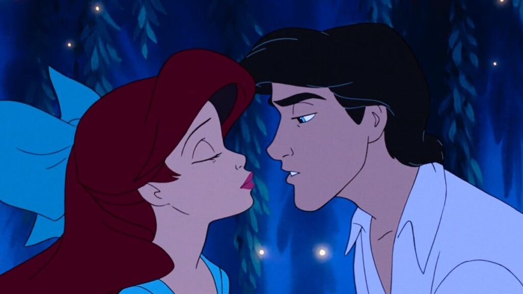 Ariel et Eric s'apprêtent à s'embrasser dans La Petite Sirène