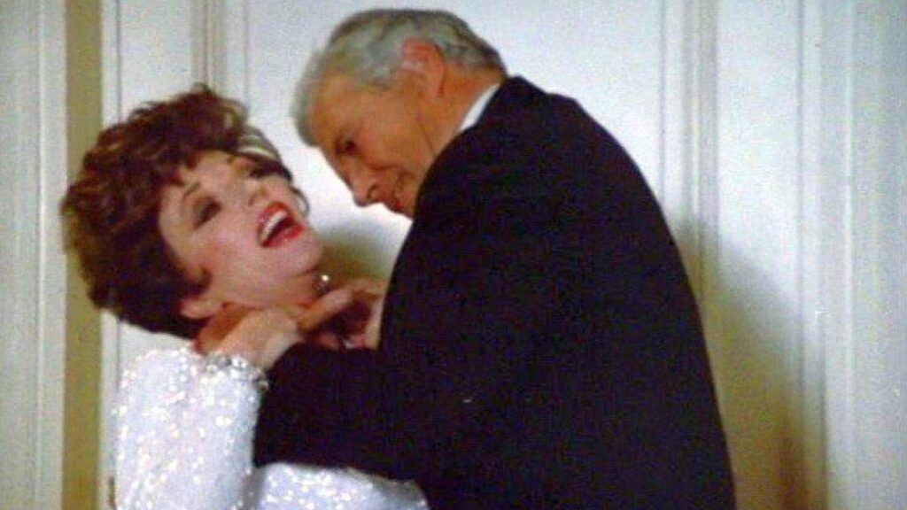 Blake étrangle Alexis dans la série des années 80 Dynastie.