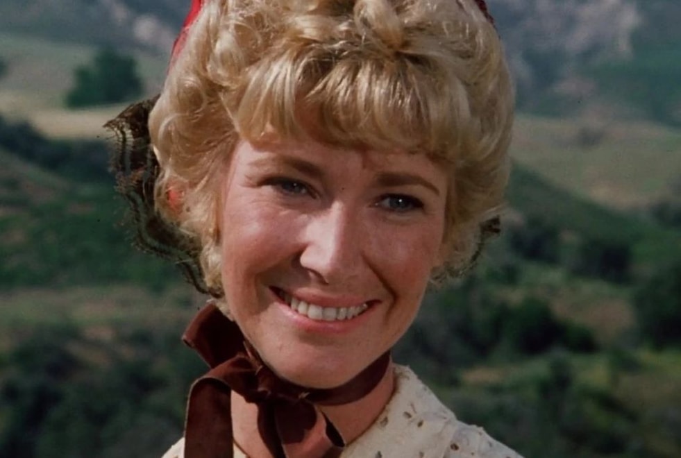 La Petite Maison dans la Prairie : Miss Beadle (Charlotte Stewart) portait-elle une perruque dans la série ?