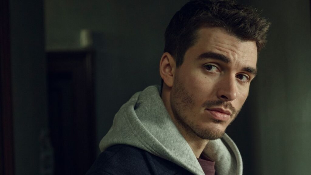 Corey Mylchreest dans la série Netflix Hostage