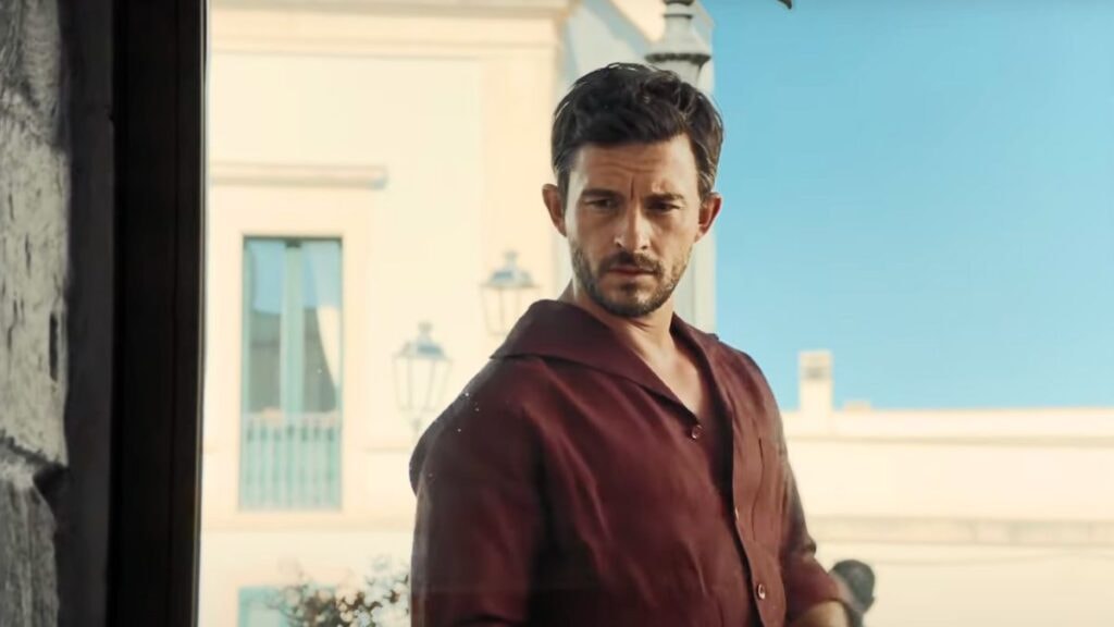 Jonathan Bailey dans la publicité pour MARTINI®