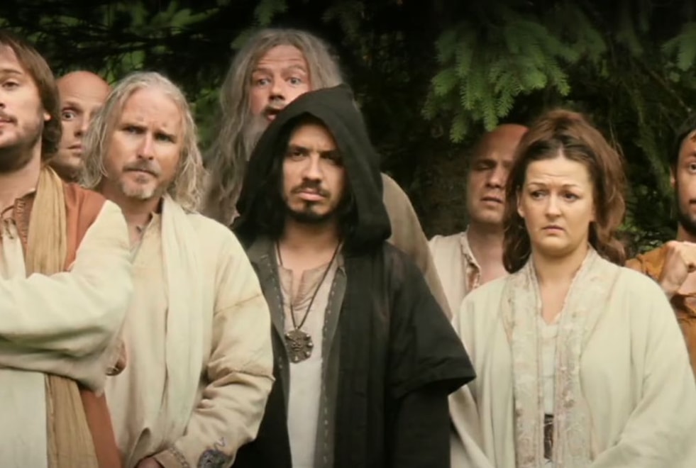 Kaamelott : « J’enlève peut-être un fantasme » Alexandre Astier met les choses au clair à propos de l’ambiance sur le tournage