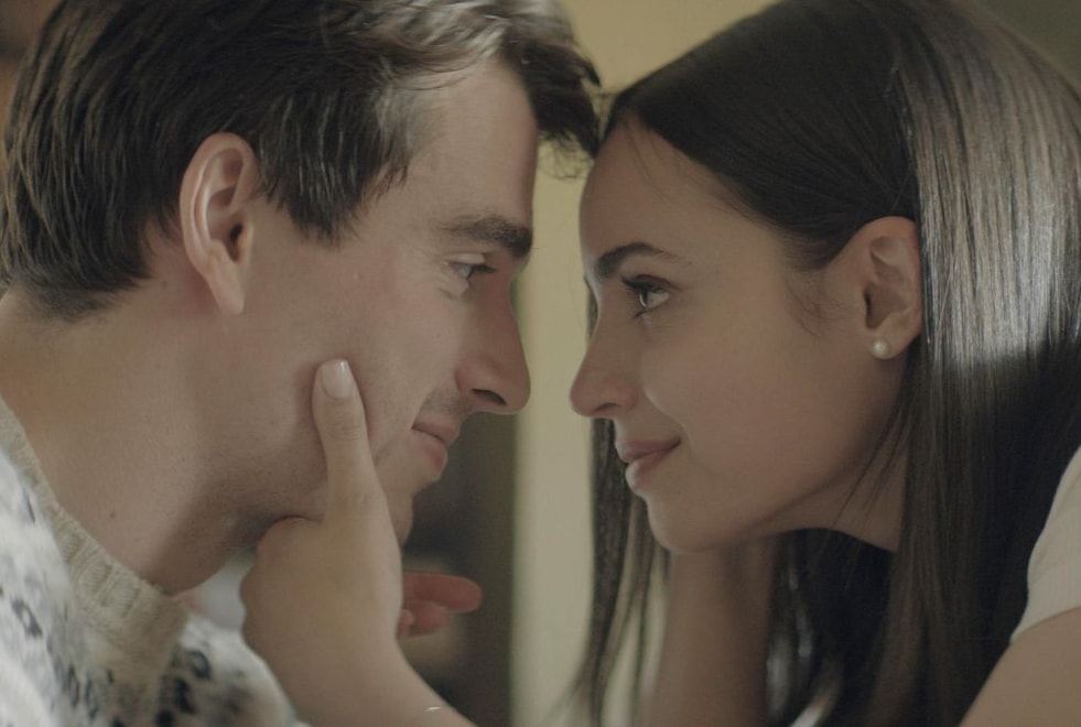 My Oxford Year (Netflix) : en quoi la fin du film romantique est différente de celle du livre ?