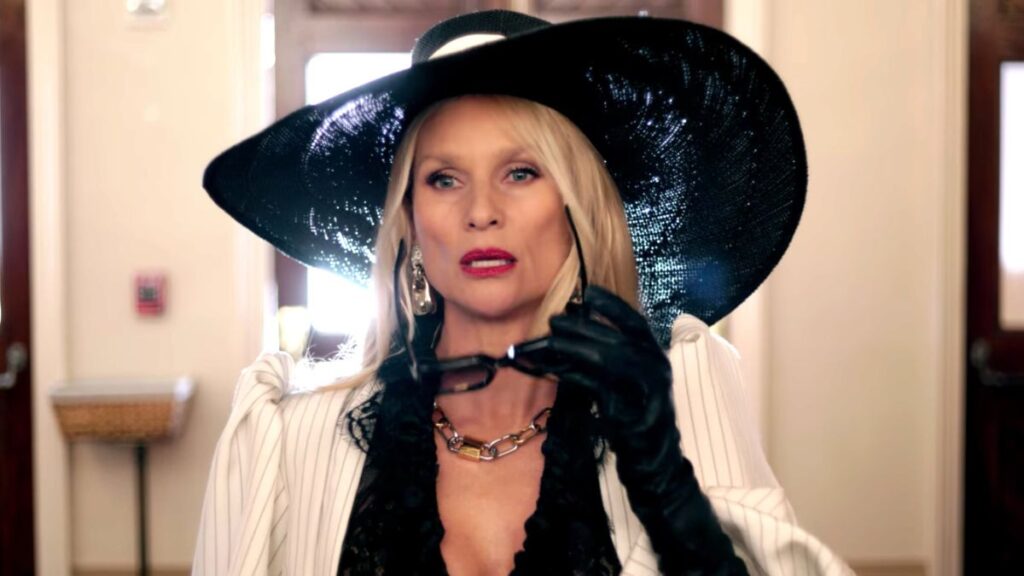 Alexis Carrington est jouée par l'actrice Nicollette Sheridan dans le reboot de la série Dynastie.