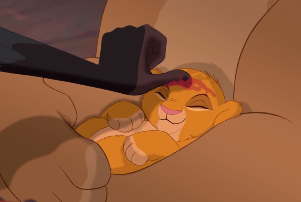 Le Roi Lion : la signification cachée derrière la marque de Simba par Rafiki
