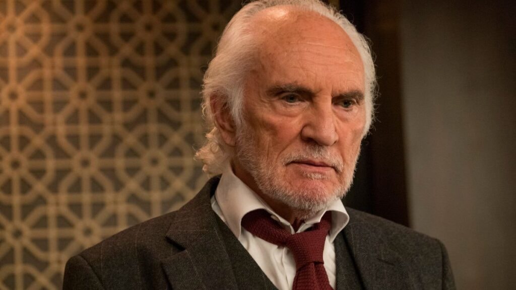Terence Stamp dans le film Netflix Murder Mystery