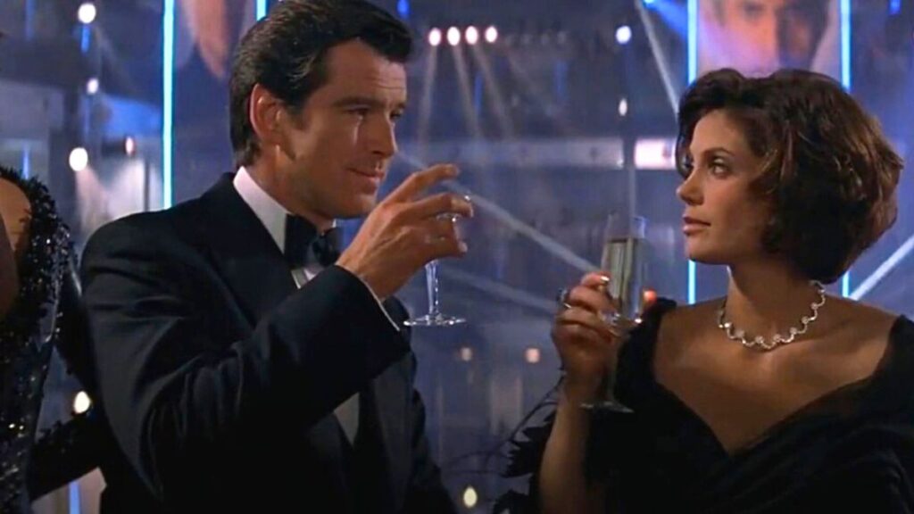 Pierce Brosnan et Teri Hatcher dans Demain ne meurt jamais, film James Bond.