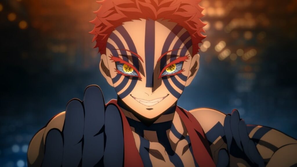 Akaza souriant en prenant sa position de combat dans Demon Slayer La Forteresse Infinie