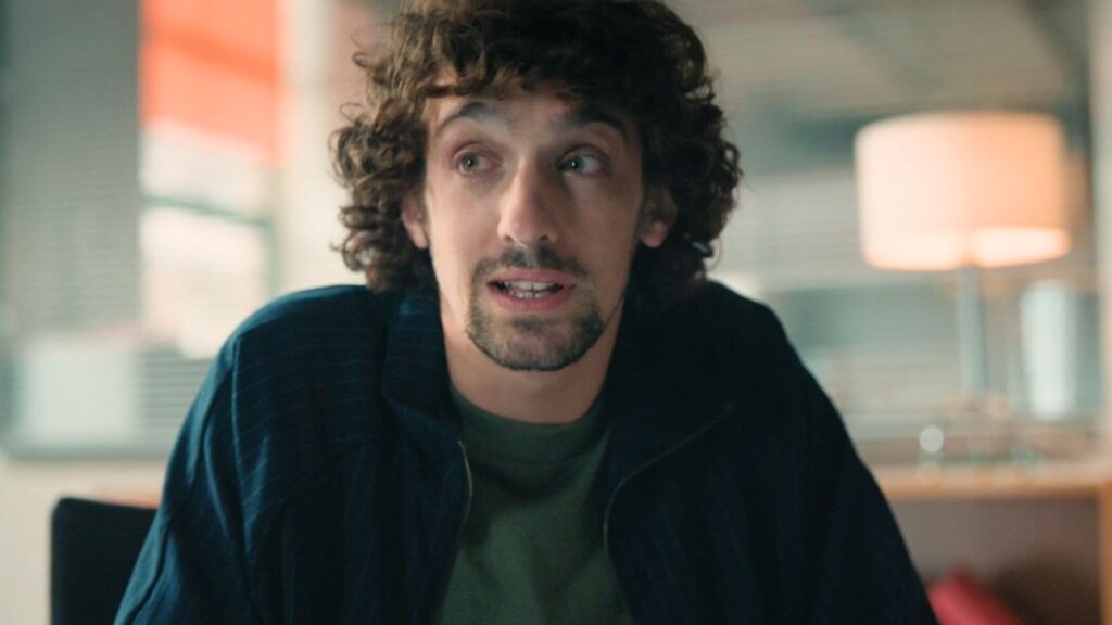 Nathan, le petit ami de Manon Boutière dans HPI, est joué par Paul Scarfoglio (SKAM France).