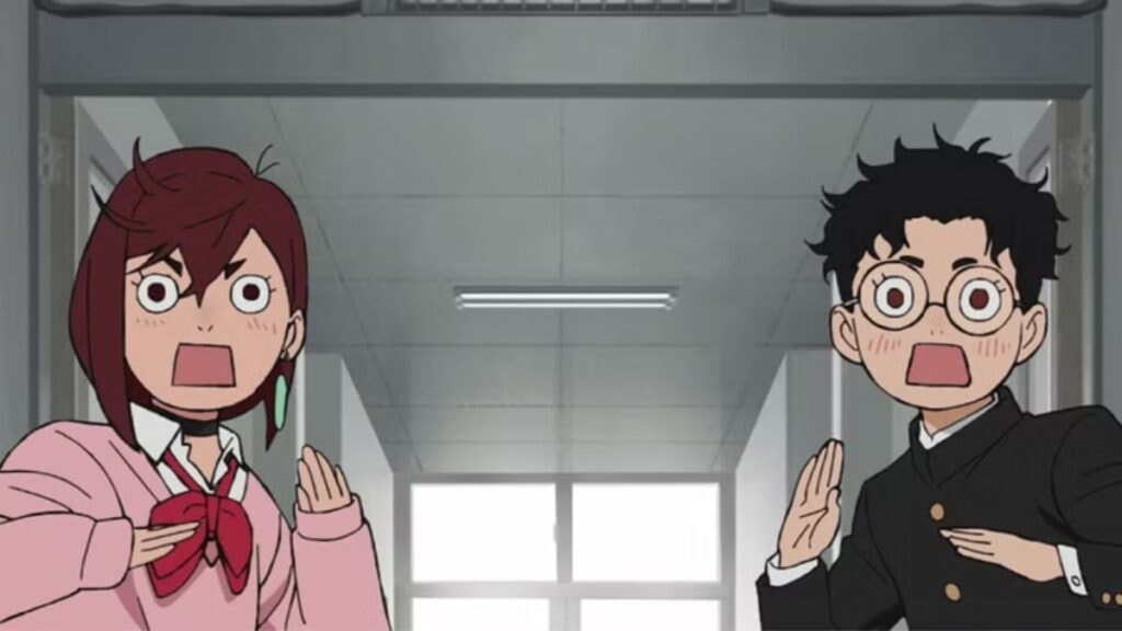 Momo et Okarun choqués à leur lycée dans Dan Da Dan