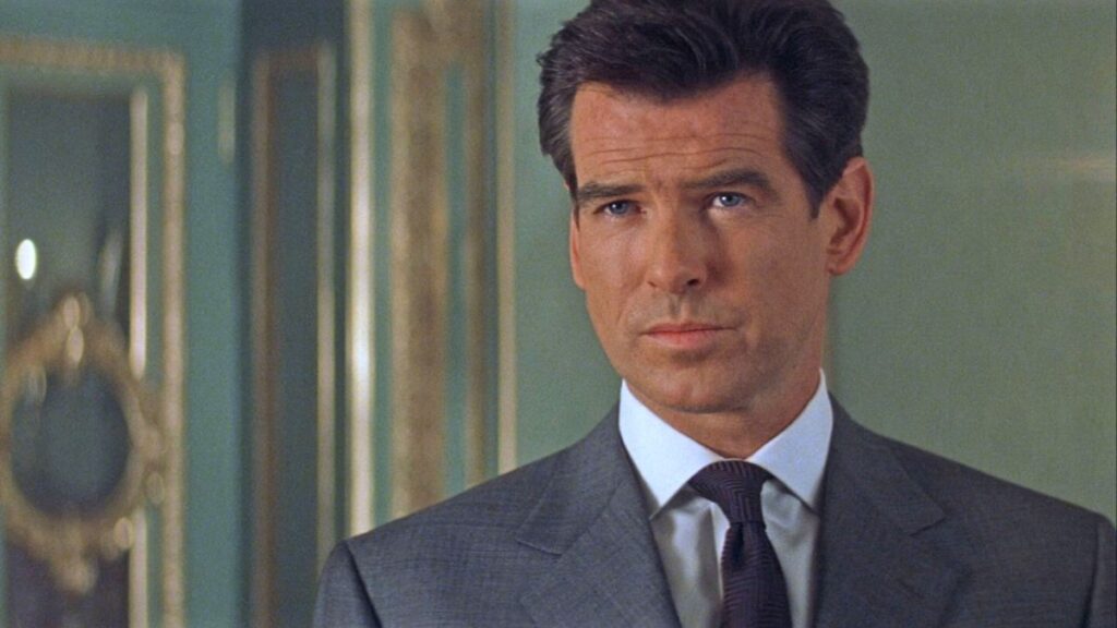 Pierce Brosnan est James Bond dans le film Le Monde ne suffit pas.