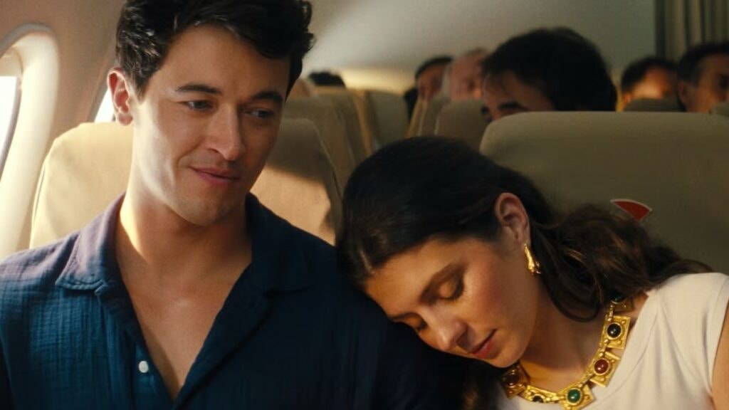 Tom Blyth et Emily Bader dans le film Netflix People we meet on vacation