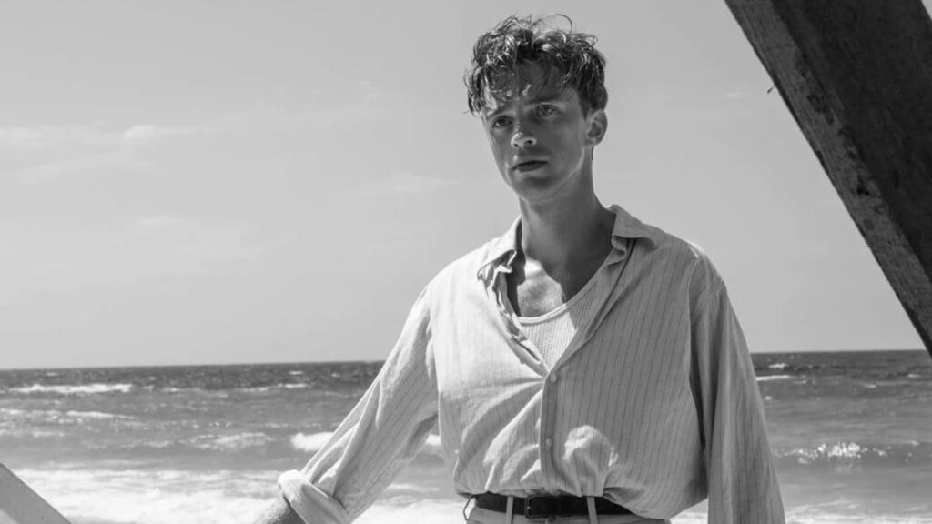 Benjamin Voisin en Meursault dans L'étranger