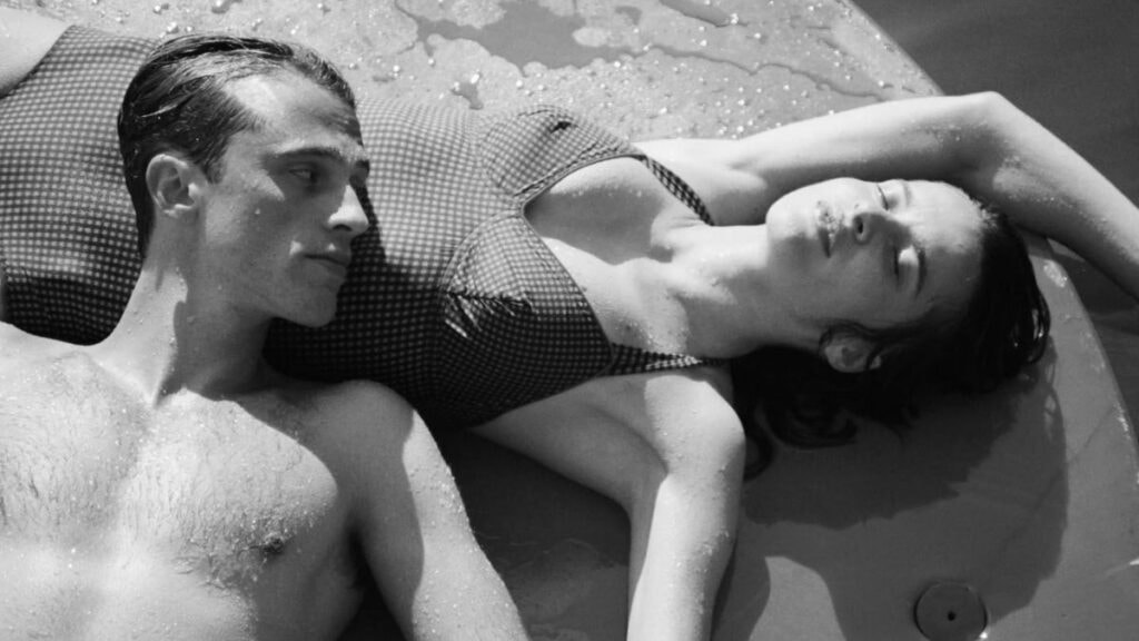 Benjamin Voisin en Meursault et Rebecca Marder dans L'étranger