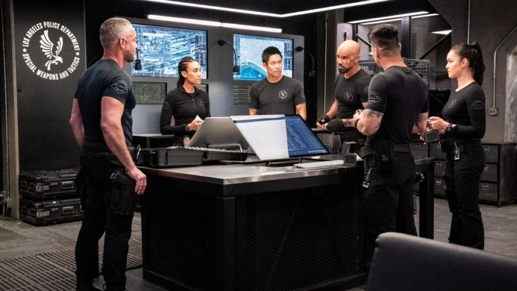 Deacon, Hondo, Tan, Gamble, Zoe et Miko dans SWAT.