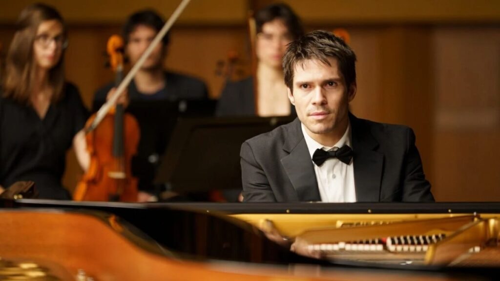 francois civil à l'affiche du film Deux Pianos, d'Arnaud Desplechin