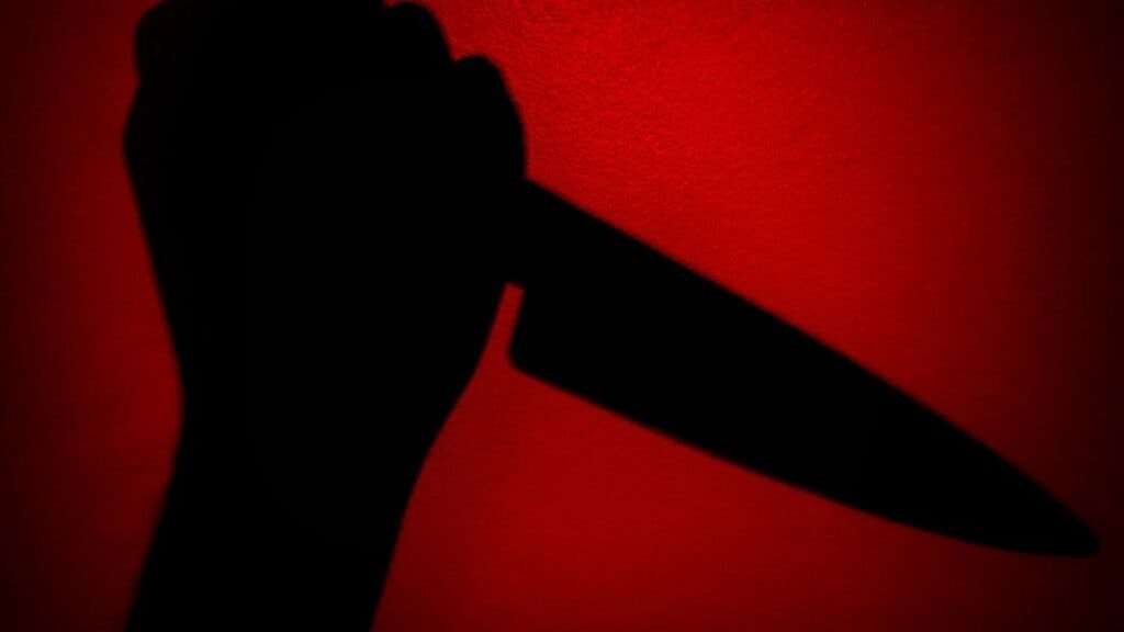 Un couteau sur fond rouge 