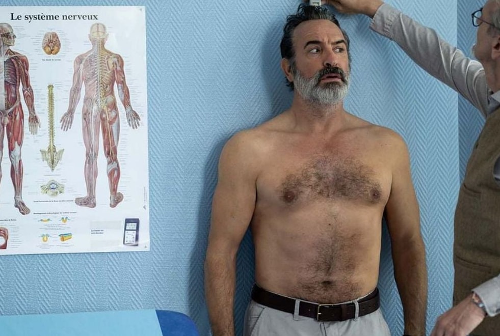 L’Homme qui rétrécit : le personnage de Jean Dujardin meurt-il ? Redevient-il grand ? La fin du film expliquée
