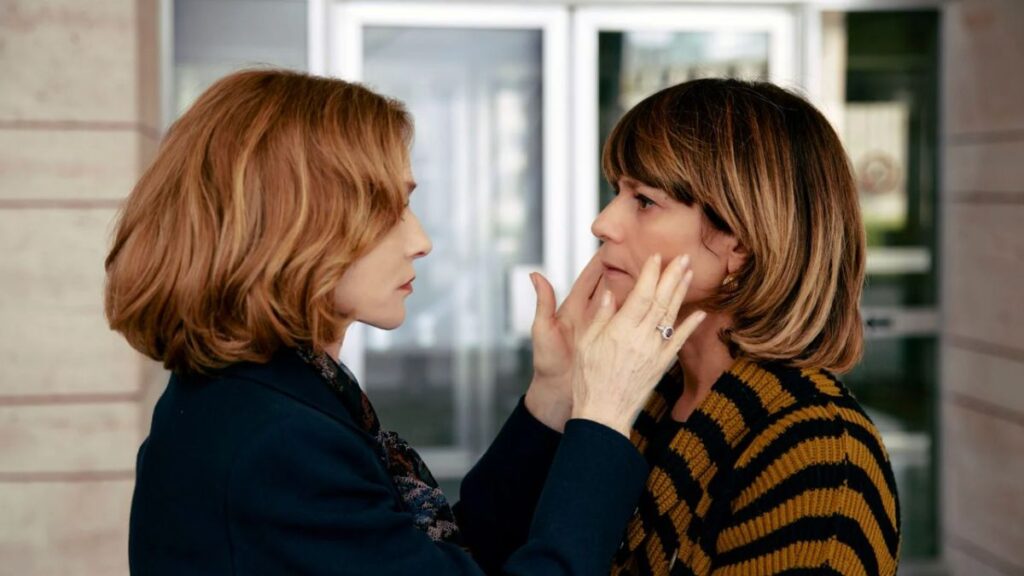 Marianne Farrère (Isabelle Huppert) et Frédérique Spielman (Marina Foïs) dans le film La Femme la Plus Riche du Monde.