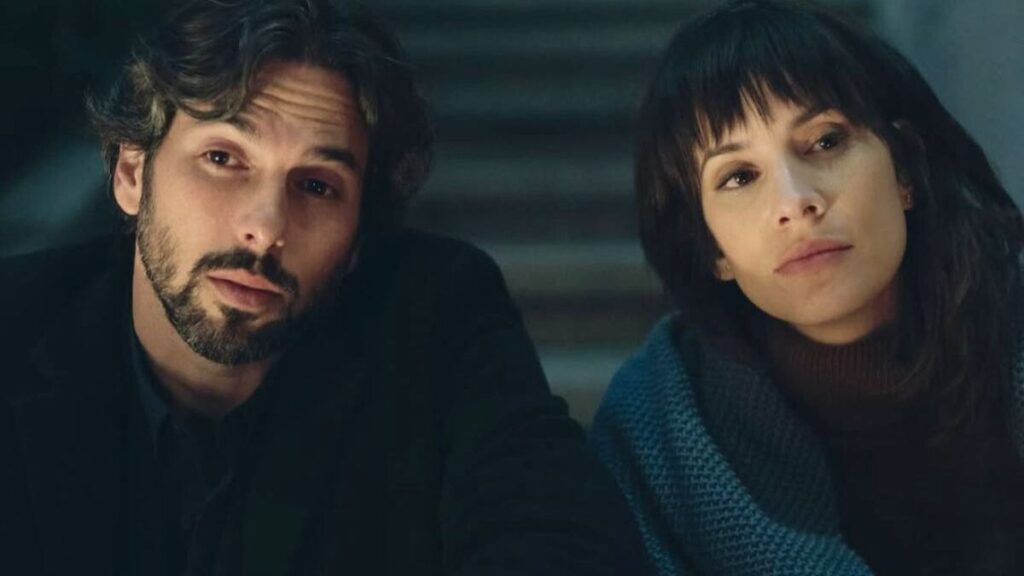Lorenzo (Jason Day) et Silvia (Laura Londoño) dans la série L'Invitée sur Netflix.