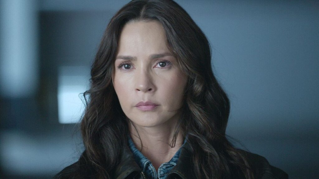 Sonia (Carmen Villalobos) dans la série L'Invitée sur Netflix.