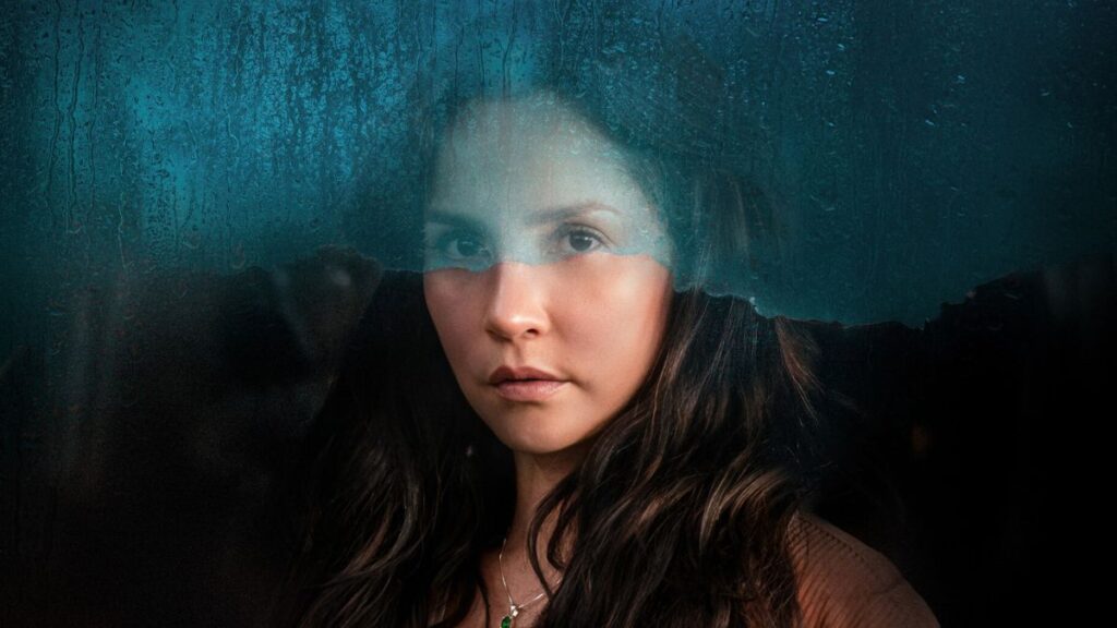 Sonia (Carmen Villalobos) dans la série L'Invitée sur Netflix.