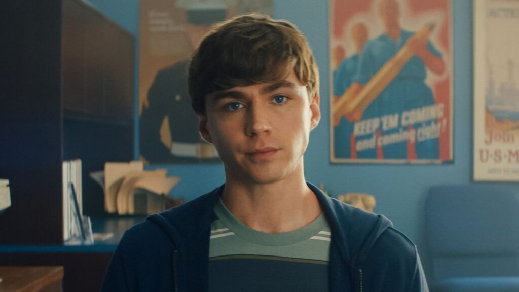Miles Heizer dans Boots